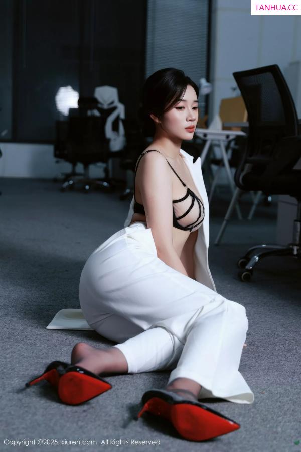  [XiuRen]高清写真图 2025.10.24 No.10908 南乔 开档黑丝第16张图片